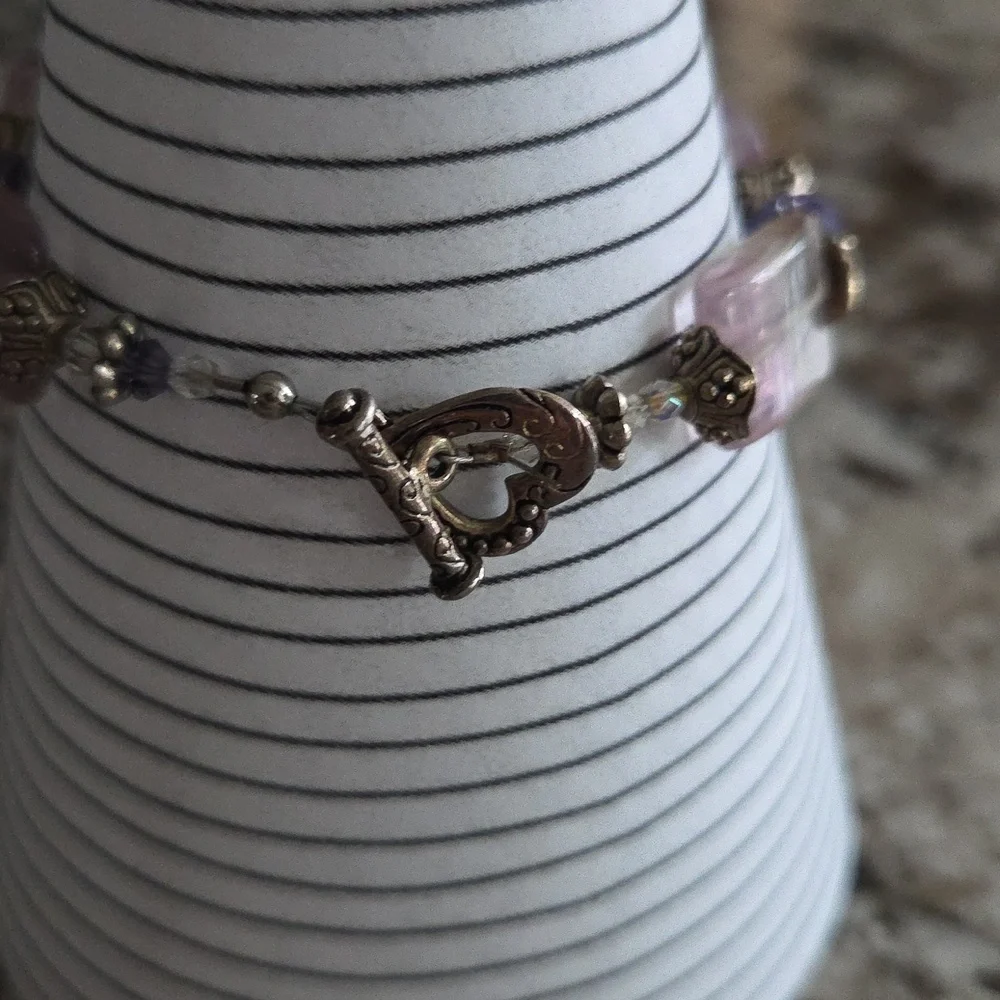 Purple Beaded Amethyst Bracelet Size 7.5. a precious stone consisting of a viole